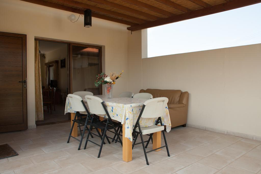 Villa Natasha Coral Bay Extérieur photo